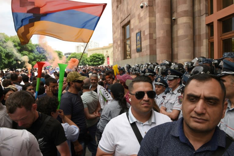 Unos manifestantes demandan la renuncia del primer ministro de Armenia, Nikol Pashinyan, por su concesión de tierras a Azerbaiyán, el 30 de mayo de 2024 en Ereván (Karen Minasyan)