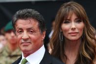 Als Sylvester Stallone dem 20-jährigen Model Jennifer Flavin 1988 in einem Restaurant begegnete, war er 42 und zweimal geschieden. Sechs Jahre waren sie ein Paar, bis Sly seine Freundin - ganz erwachsen - per Brief abservierte. 1997 hatte sie ihm offenbar verziehen: Die beiden heirateten und bekamen drei Töchter. (Bild: Chris Jackson/Getty Images)