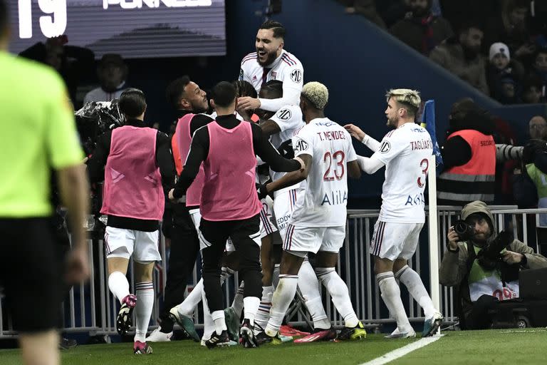 Jugadores del Lyon festejan el gol de Bradley Barcola 