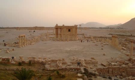 A general view shows the temple of Baal Shamin in the historical city of Palmyra, Syria October 22, 2009. REUTERS/Stringer