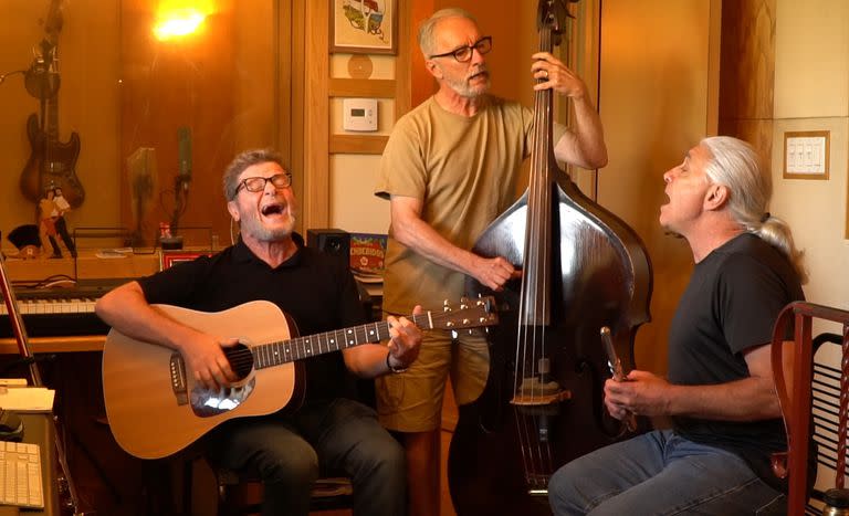 Gustavo Santaolalla, Guillermo Bordarampé y Ara Tokatlian se reunieron para dar testimonio de la historia de Arco Iris y grabar una nueva versión de "Mañana campestre"