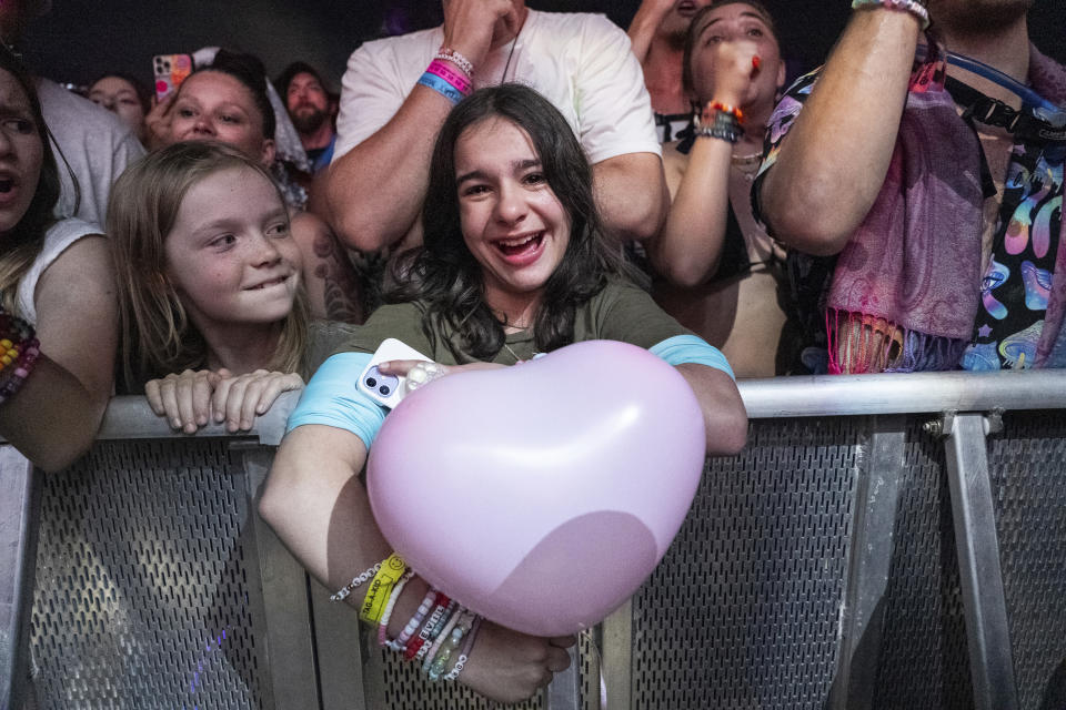 Aficionados disfrutan de las presentaciones en el Festival de Música y Artes Bonnaroo, el sábado 15 de junio de 2024, en Manchester, Tennessee. (Foto de Amy Harris/Invision/AP)