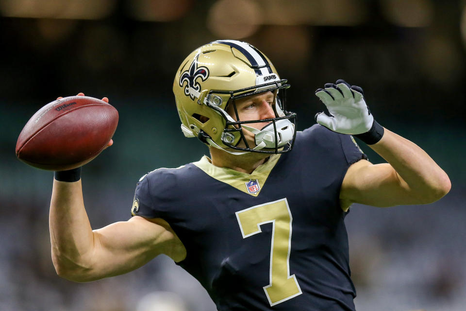 NEW ORLEANS, LOUISIANA - NOVEMBER 07: Taysom Hill #7 of the New Orleans Saints warms up before the game against the Atlanta Falcons at Caesars Superdome on November 07, 2021 in New Orleans, Louisiana. (Photo by Jonathan Bachman/Getty Images)