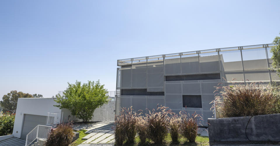 Vista lateral de la casa principal y la casa de huéspedes de  Aleksandar Jovanovic, en Los Angeles, California, el 25 de septiembre de 2023.  (Allen J. Schaben / Los Angeles Times via Getty Images)