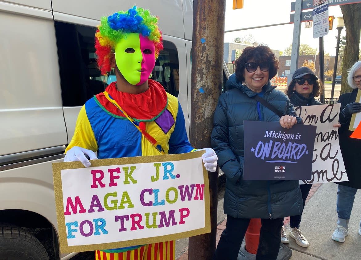 المتظاهرون الديمقراطيون خارج حملة جمع التبرعات الكوميدية للسيد كينيدي