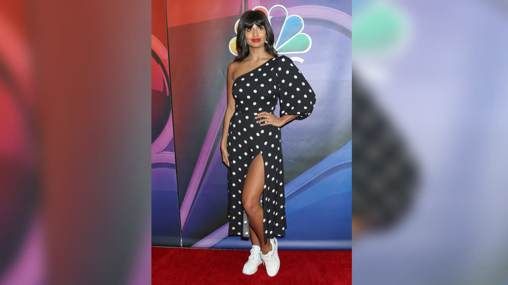 Jameela Jamil im eleganten Pünktchenkleid mit weißen Turnschuhen (Bild: carrie-nelson/ImageCollect)