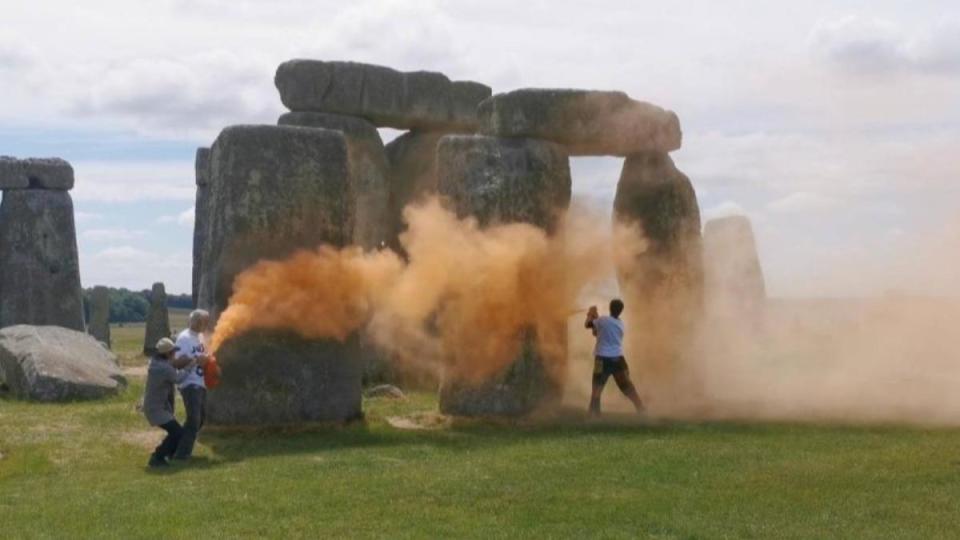 英國極端環保主義組織「停止石油」近日闖入「巨石陣」，噴灑橘色粉末顏料，引起其他遊客的震驚與不滿。（圖／翻攝自Just Stop Oil官網）