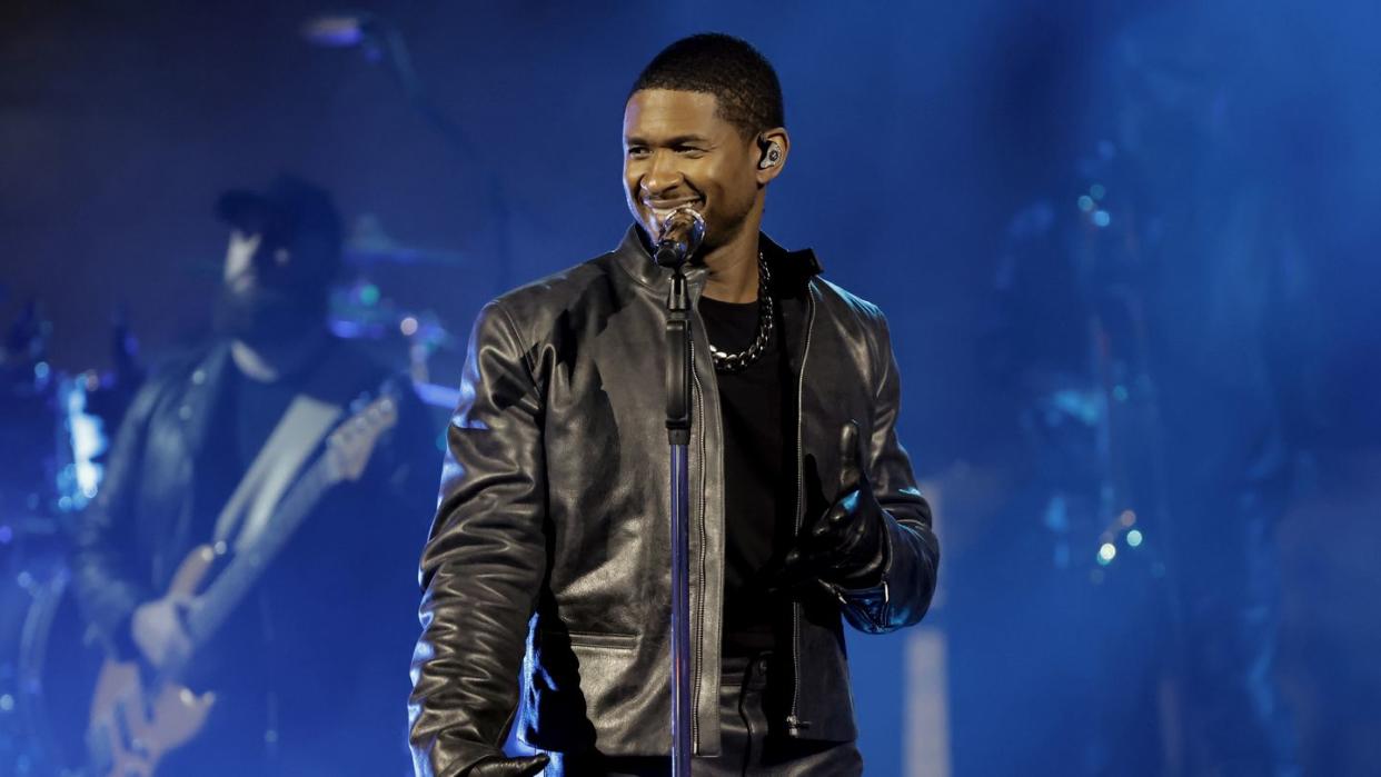 usher performing in super bowl halftime show