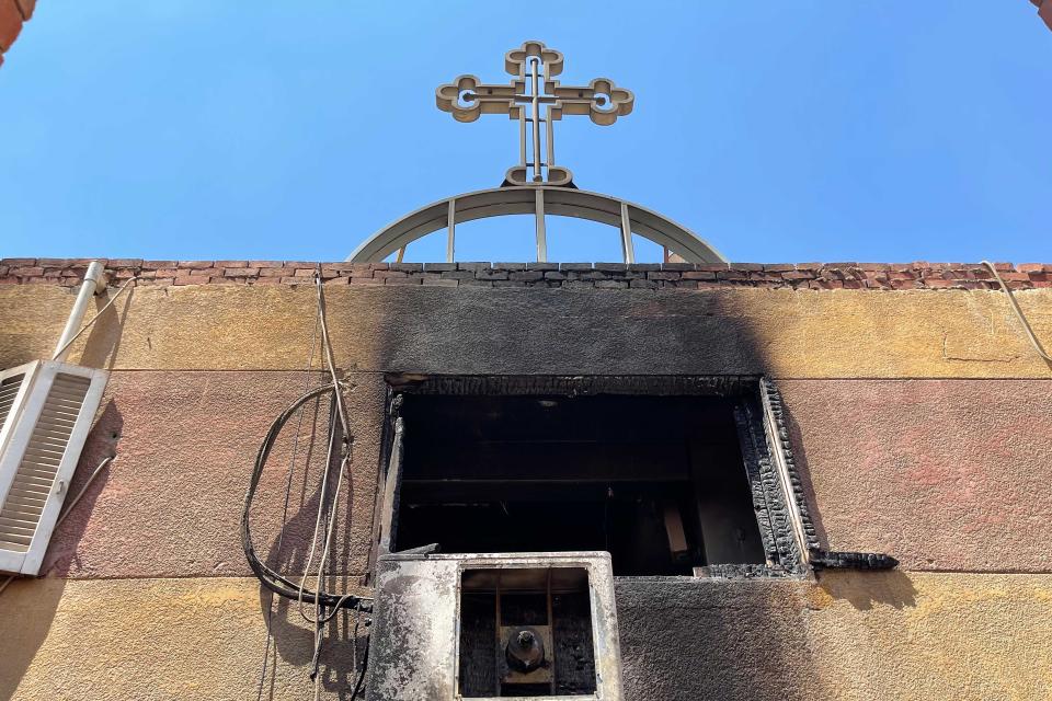 El lugar donde inició el incendio en una iglesia copta en la provincia de Giza, Egipto. Al menos 41 personas murieron y 12 resultaron heridas en un incendio masivo que inició durante la misa del domingo. (Foto: Ahmed Gomaa/Xinhua vía Getty Images)