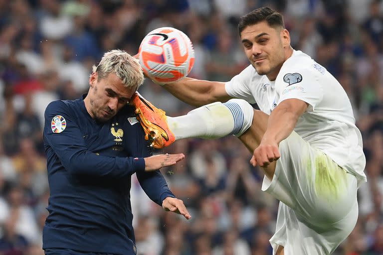 Antoine Griezmann recibe una patada en la cabeza del defensor Konstantinos Mavropanos; por esta acción llegó el gol de Francia