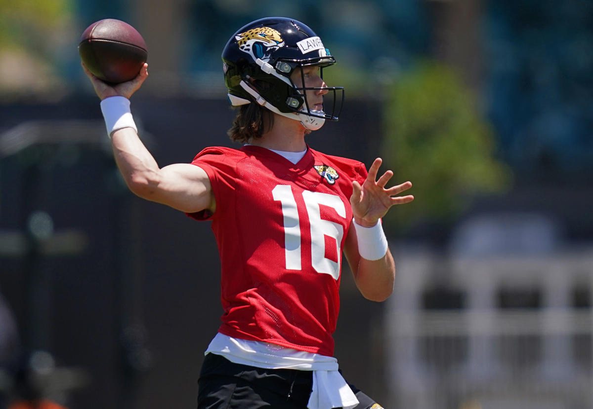 Trevor Lawrence introduces Jaguars teammates to late breakfast at