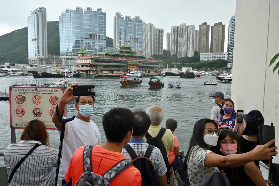 香港民眾搶看「珍寶海鮮舫」最後一面。圖片來源：Getty Images