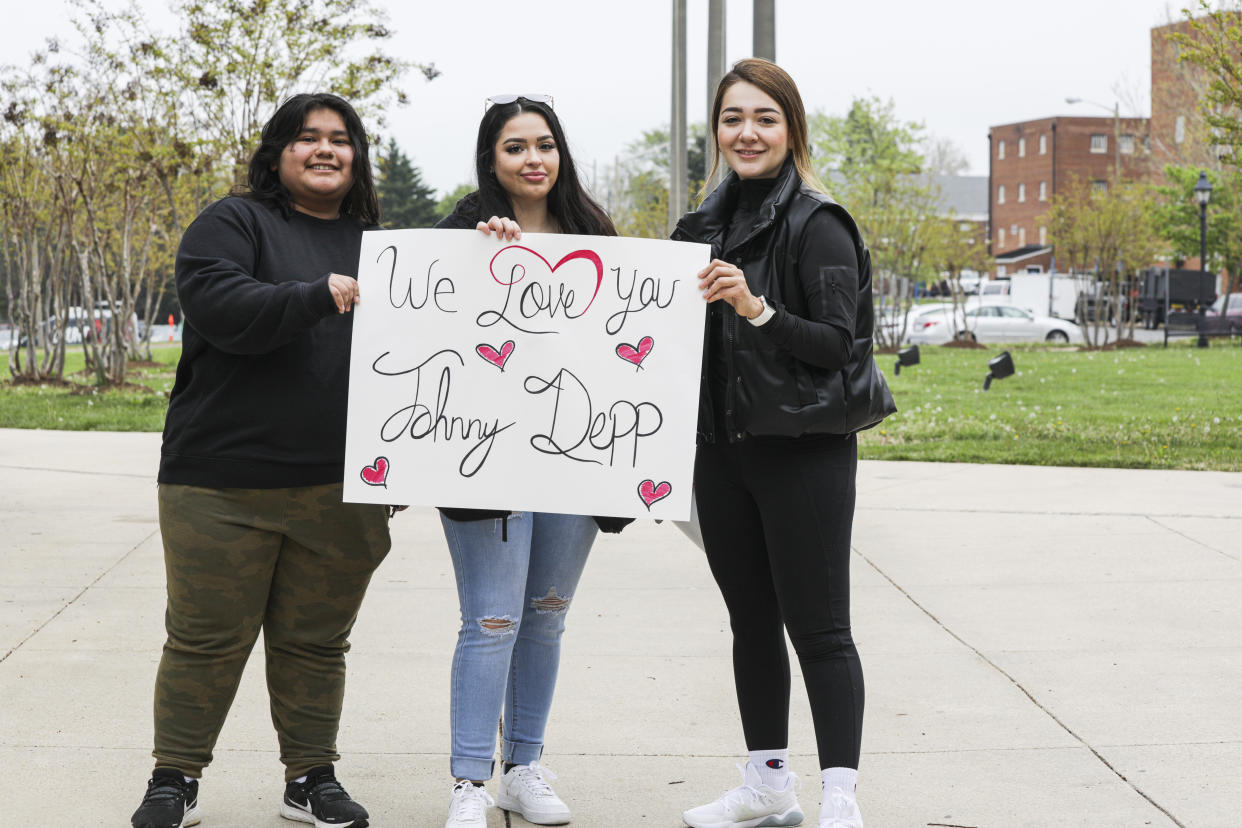 De izquierda a derecha, Inés Sorto-Rojas, Kailyn Díaz y Anasofia Almanac muestran su apoyo al actor Johnny Depp a las puertas del juzgado de Fairfax, Virginia, el 25 de abril de 2022. (Valerie Plesch/The New York Times)
