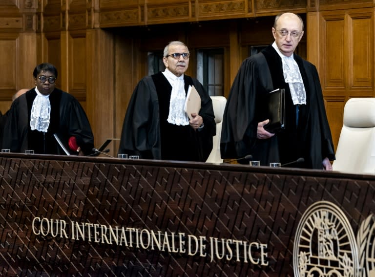 Le président de la Cour internationale de justice (C) à l'ouverture de deux jours d'audience pour examiner une requête du Mexique contre l'Equateur, à La Haye le 29 avril 2024 (Remko de Waal)