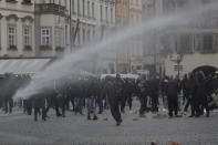 Le immagini del centro di Praga diventato un campo di battaglia: da una parte i manifestanti che protestavano contro il divieto di eventi sportivi nell'ambito delle misure anti-Covid, dall'altra la polizia che, al lancio di sassi e petardi, ha risposto con lacrimogeni e cannoni ad acqua. (AP Photo/Petr David Josek)