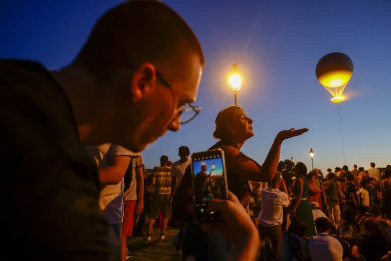 Durante todas la noches de competencia, el pebetero olímpico se elevó en un globo en el Jardín de las Tullerías