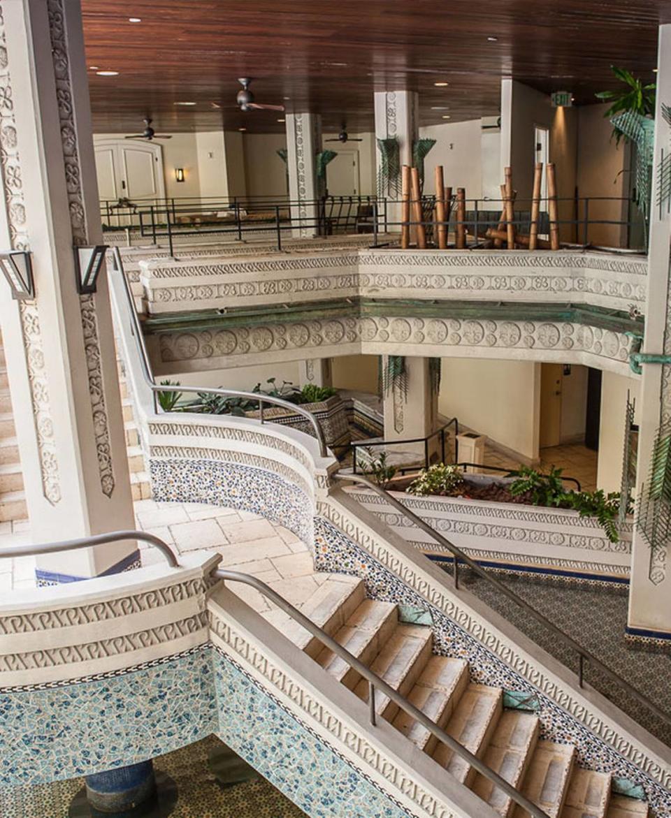 El interior del hotel Mayfair, antes de la remodelación. El hotel es conocido por sus detallados mosaicos y azulejos.