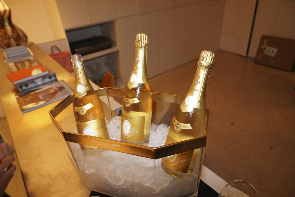 Allein Cristal Champagner kostet mehrere Hundert (bis mehrere Tausend) Euro pro Flasche (Symbolbild: Romain Maurice/Getty Images for Haute Living)