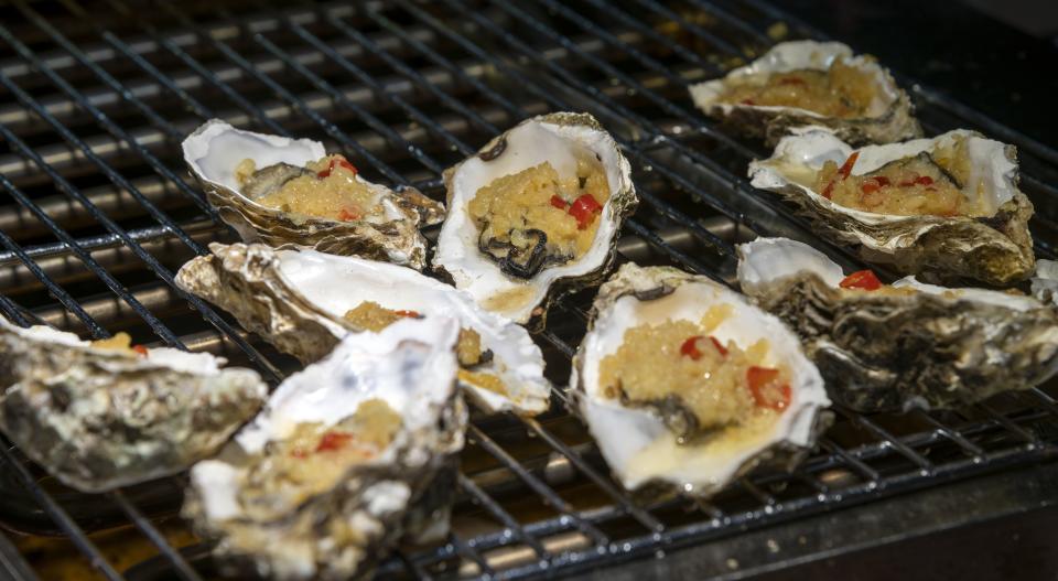 Chinese restaurant selling barbecued Oysters, Hong Kong, China. (Photo by: Bob Henry/UCG/Universal Images Group via Getty Images)