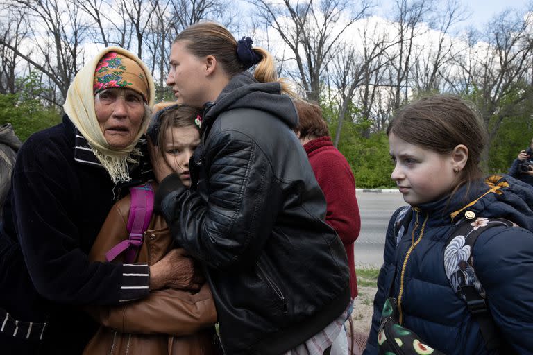 Los residentes que huyeron de los combates en el pueblo cercano de Ruska Lozova llegan a Kharkiv, Ucrania. (Tyler Hicks/The New York Times)