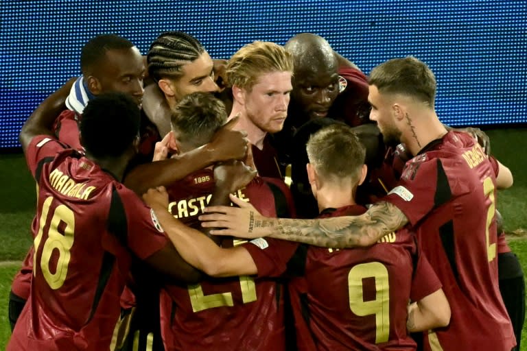 El volante belga Kevin De Bruyne celebra junto a sus compañeros el segundo gol marcado en el Bélgica-Rumania del grupo E de la Eurocopa-2024 Group E, en Colonia, el 22 de junio de 2024 (Angelos Tzortzinis)