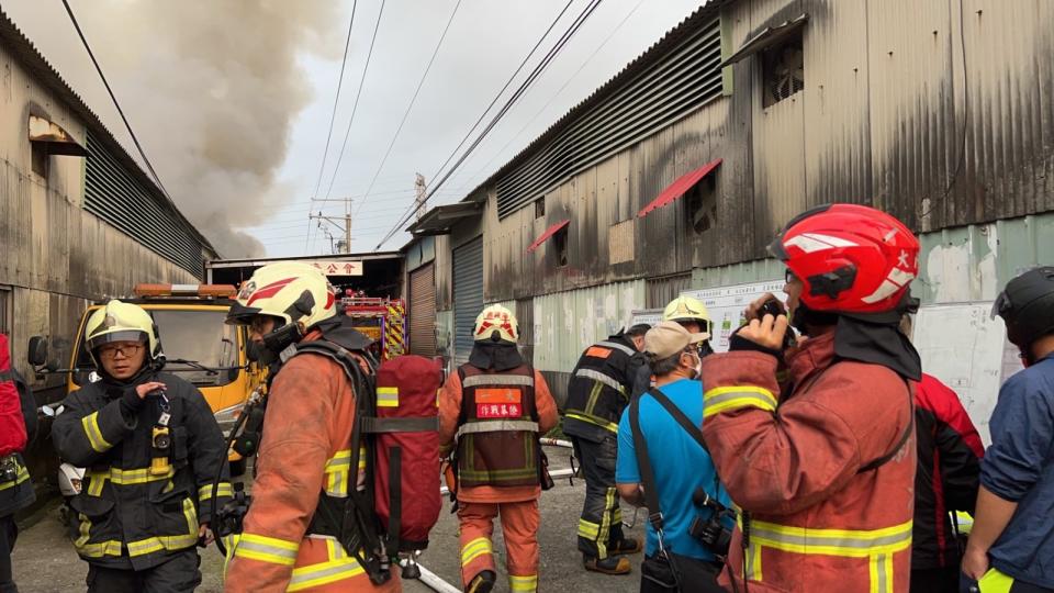 新北市板橋區一處鐵皮工廠今天（4/16）上午發生火警。翻攝新北市消防局臉書