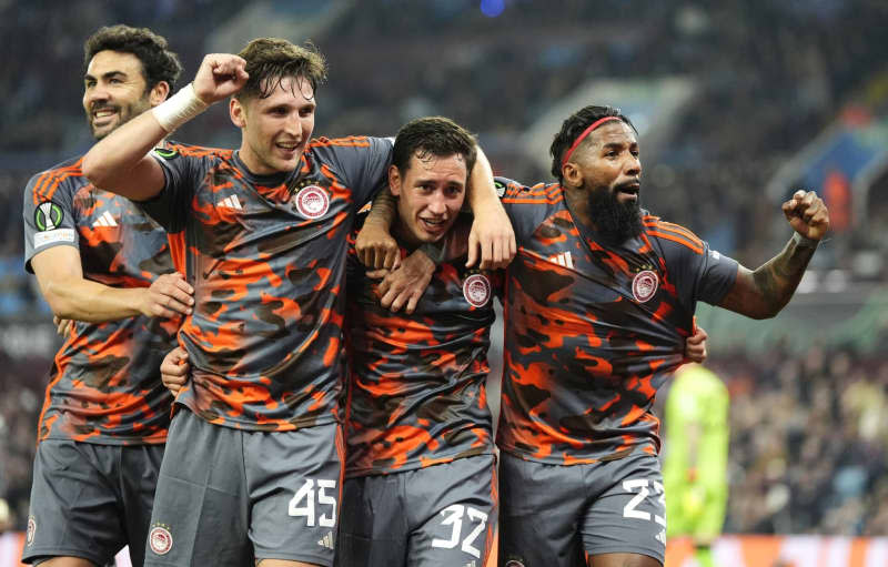 Olympiacos' Santiago Hezze (2nd R) celebrates scoring his side's fourth goal with team-mates during the UEFA Europa Conference League semi-final first leg soccer match between Aston Villa and Olympiacos at Villa Park. Nick Potts/PA Wire/dpa