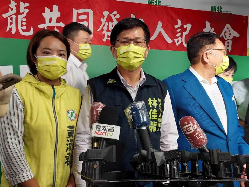 民進黨新北市長候選人林佳龍(中)深入敵營喊「凍蒜」時遭到制止。（資料照／陳慰慈攝）