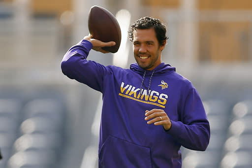 Sam Bradford and Mitch Trubisky might start their rivalry Monday night (AP/Keith Srakocic)