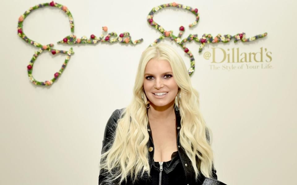 Vor gur 20 Jahren galt Jessica Simpson als Teenie-Pop-Sensation, seit 2010 liegt ihre Musikkarriere auf Eis. Sicher auch ein Grund ist der Erfolg ihrer "Jessica Simpson Collection": Unter ihrem Namen verkauft sie Kleidung, Schuhe und Wohnutensilien und setzte damit 2016 eine Milliarde Dollar um, ihr eigenes Vermögen wird derzeit auf 200 Millionen Dollar geschätzt. (Bild: John Shearer/Getty Images for Jessica Simpson Collection)