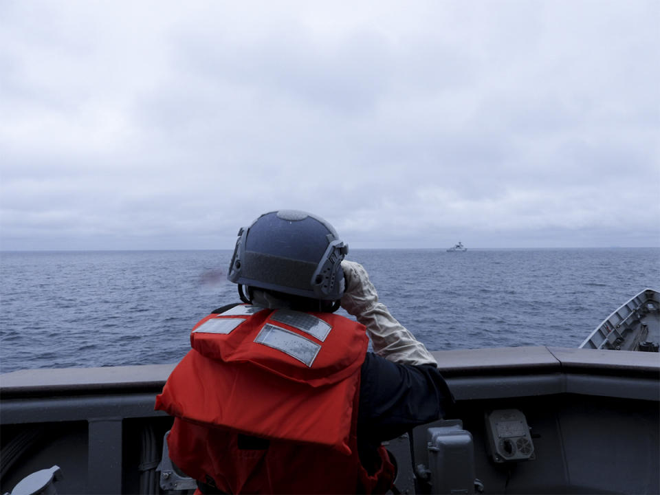 共軍展開軍演，國防部也公布我海軍成功級班超艦近距離監控中共052D紹興艦的畫面。（圖：國防部提供）