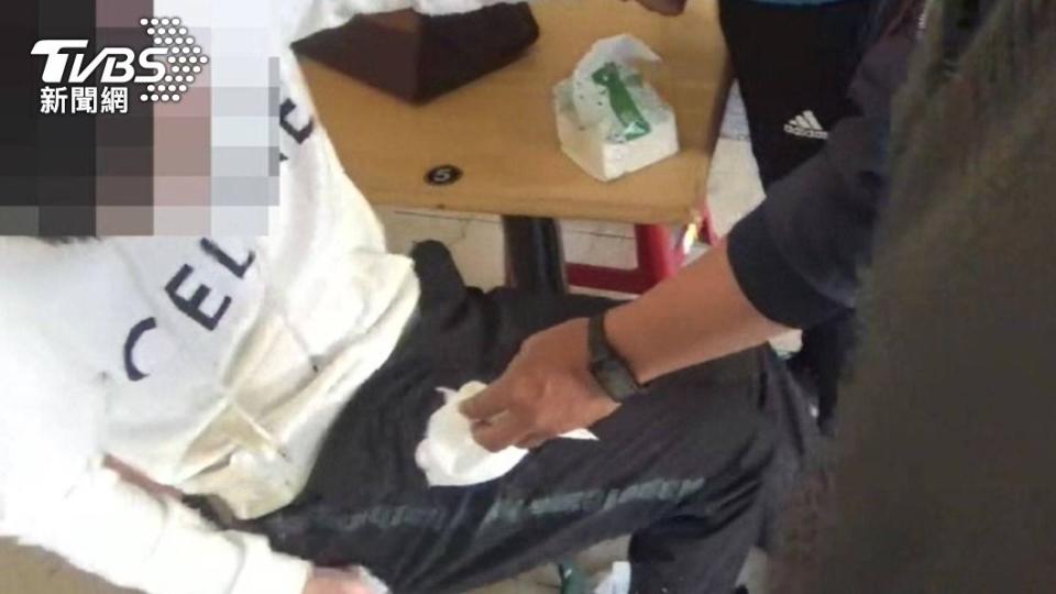 警方向店家要來衛生紙幫李男擦拭腿間。（圖／TVBS）