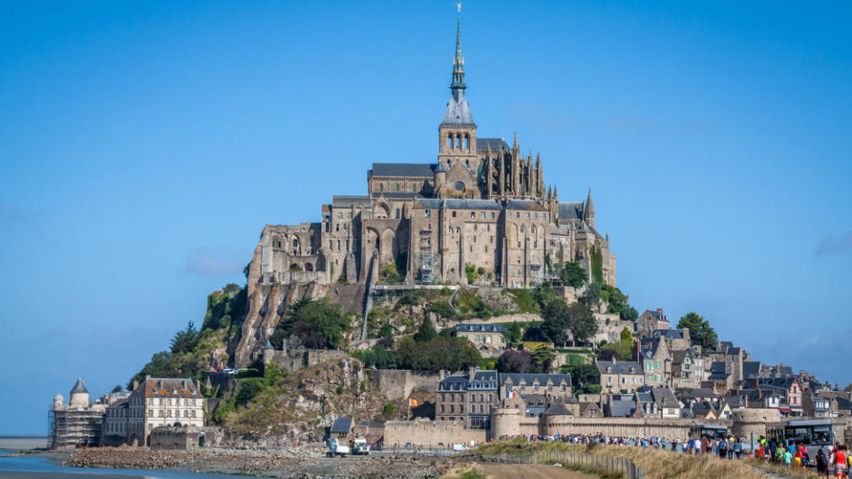 1300 Jahre Geschichte erleben die Besucher auf Mont-Saint-Michel. Das ehemalige Benediktinerkloster gilt als eines der spektakulärsten Schlösser überhaupt. Das liegt an den zahlreichen sehenswerten Bauten und der einmaligen Lage des Schlosses - mitten im Atlantik.