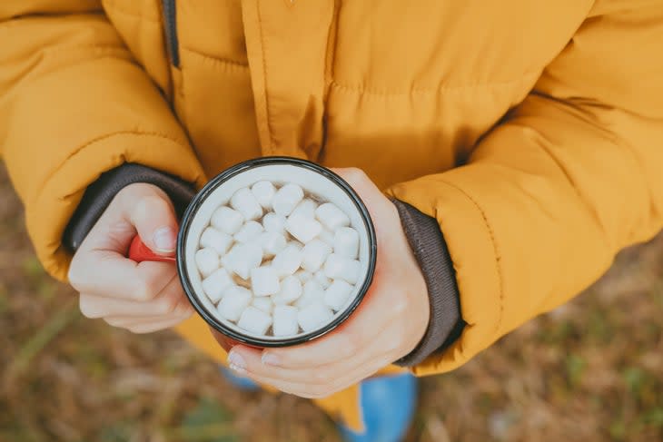 <span class="article__caption">Hot cocoa equals hygge--just don’t forget the marshmallows.</span> (Photo: Elvira Kashapova / EyeEm via Getty Images)
