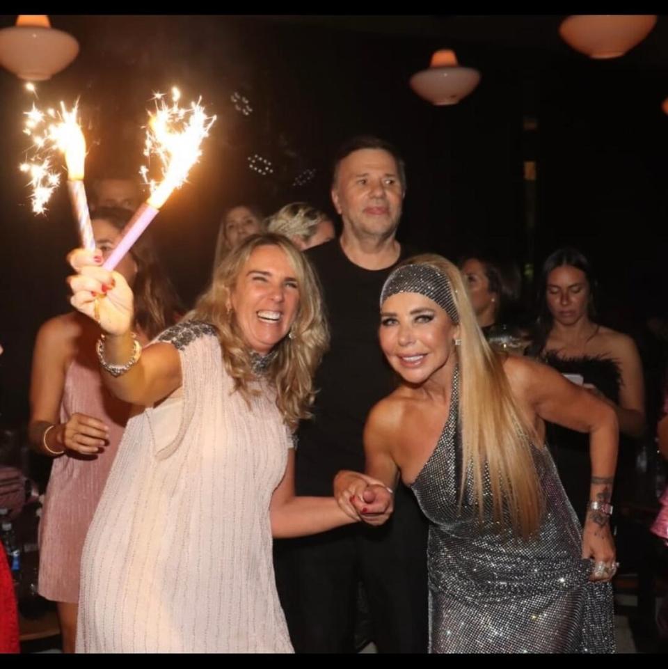 Liz Fassi Lavalle a pura fiesta para celebrar su cumpleaños, junto a Milagros Resta, que organizó todo. Fotos de Jorge Amado