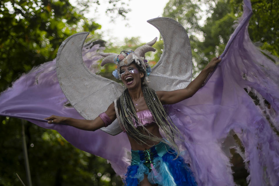 Raquel Poti performs on wooden stilts at the "Loucura Suburbana," or Suburban Madness pre-Carnival parade, in Rio de Janeiro, Brazil, Thursday, Feb. 8, 2024. (AP Photo/Bruna Prado)