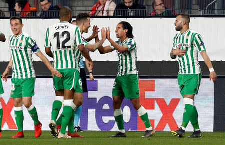 Foto del jueves del jugador mexicano del Real Betis Diego Lainez celebrando con sus compañeros tras marcar el gol del empate 3-3 ante Rennes. Feb 14, 2019 REUTERS/Stephane Mahe Soccer Football - Europa League - Round of 32 First Leg - Stade Rennes v Real Betis - Roazhon Park, Rennes, France - February 14, 2019 Real Betis' Diego Lainez celebrates scoring their third goal with team mates REUTERS/Stephane Mahe