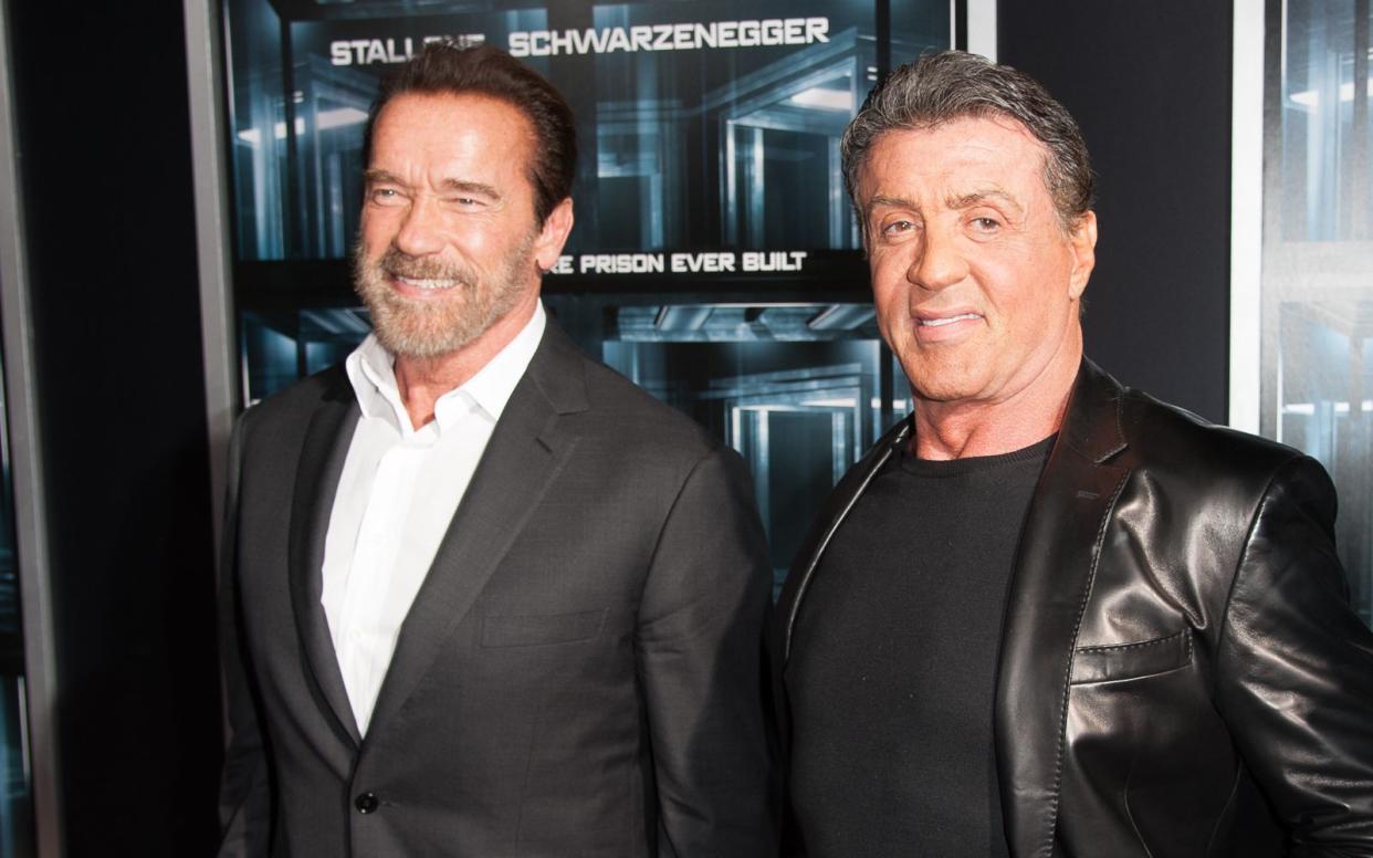 Die Schauspiel-Größen Arnold Schwarzenegger (links) und Sylvester Stallone konkurrierten in den 80er-Jahren hinsichtlich ihrer Karriere und ihres Platzes am Action-Himmel. Heute sind die beiden miteinander befreundet. (Bild: 2013 Getty Images/Dave Kotinsky)