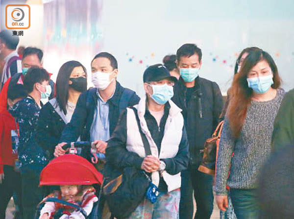 武漢肺炎蔓延至本港，人人自危，外出均戴上口罩防疫。（李華輝攝）