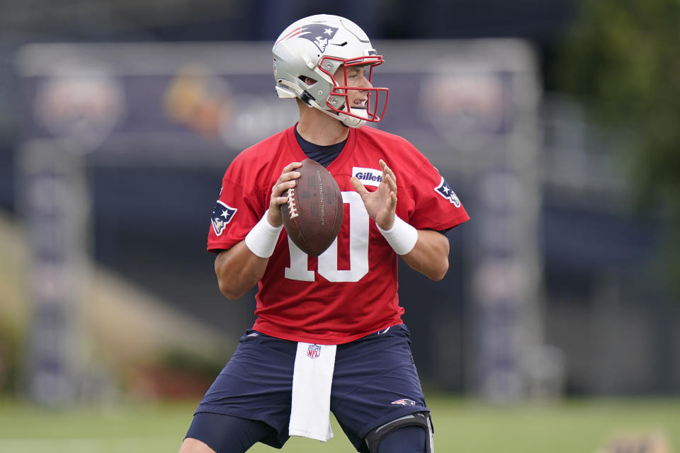 El quarterback de los Patriots de Nueva Inglaterra Mac Jones se prepara para lanzar el balón en un entrenamiento el martes 31 de agosto del 2021. (AP Photo/Steven Senne)