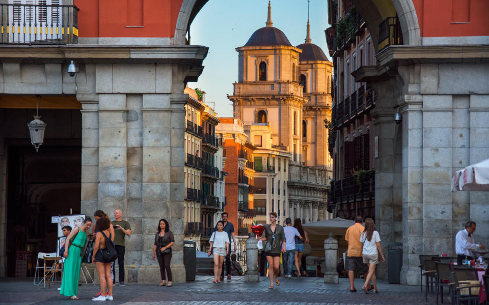 <p><strong>España</strong><br> Hostelería: propina del 5 al 10% en un restaurante, y redondear un euro para arriba en un bar.<br> Taxis: propina del 10% del total o un poco más si el conductor te ha ayudado con el equipaje.<br> Hotel: propina al botones de 0,5 euros por maleta, 0,5 euros al servicio de habitaciones, 0,5 euros al portero si llama a un taxi 0,5 euros por noche al personal de limpieza (aunque esta última no se espera).<br> (Travel + Leisure) </p>