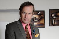 Rechtliche Probleme? Saul Goodman hilft! Saul ist der wohl schmierigste Anwalt der TV-Geschichte und immer dann zur Stelle, wenn Walter und Jesse nicht mehr weiterwissen. Der Winkeladvokat, der eigentlich James Morgan McGill heißt, findet fast immer einen Ausweg - muss zum Schluss von "Breaking Bad" allerdings selbst untertauchen. (Bild: AMC)