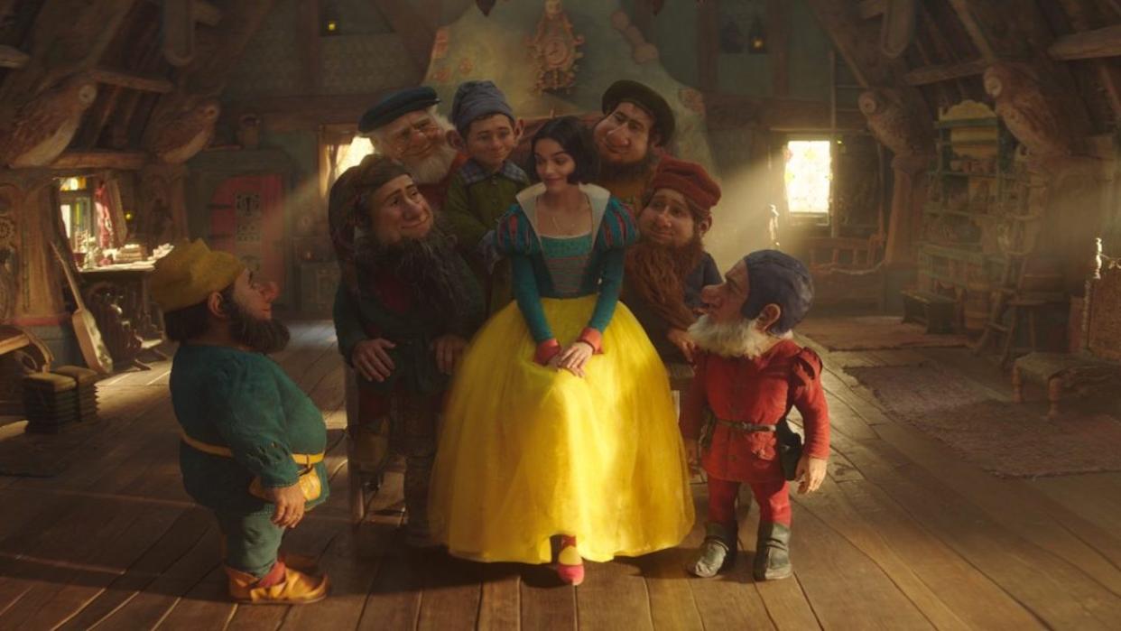  Rachel Zegler's Snow White surrounded by the seven dwarfs. 