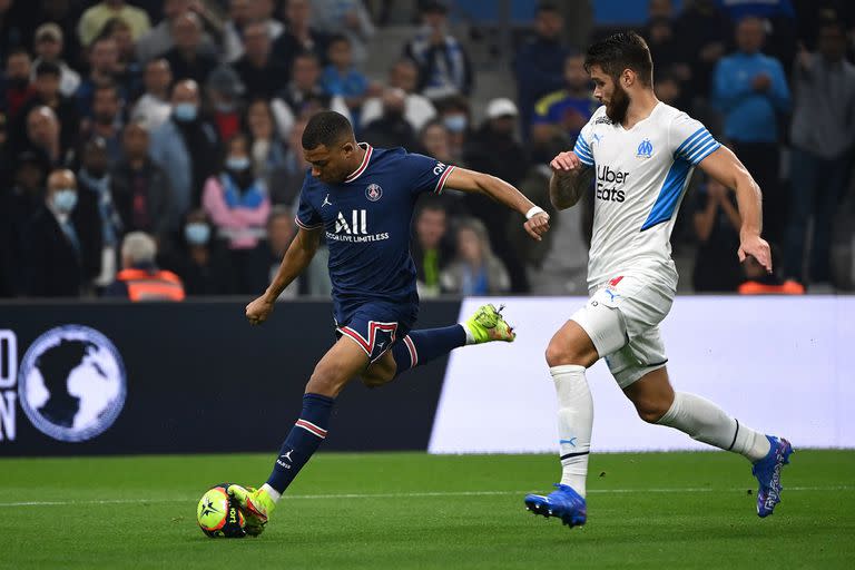 Kylian Mbappe remata frente a Dule Caleta-Car durante el partido que disputan el PSG y el Olympique de Marsella.