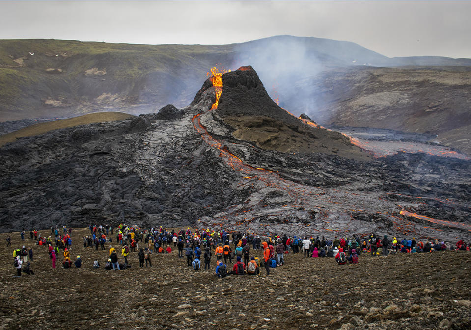 C'est la première fois que la lave se répand depuis 800 ans. Le 19 mars, la croûte terrestre s'est fissurée sur le mont Fagradalsfjall, dans la vallée islandaise de Geldingadalur, à 40 kilomètres au sud-ouest de Reykjavík, la capitale. Depuis bientôt deux mois, la lave ne cesse de jaillir à gros bouillons et les geysers orange vif illuminent le ciel de cette péninsule. L'office météorologique national estime que l'un des jaillissements les plus intenses observé a dépassé les 460 mètres de haut, mercredi matin. Ce spectacle impressionnant est même visible depuis la capitale. Lire aussi >> À la découverte du lac Atitlàn, refuge préservé du GuatemalaAu cours de ces dernières semaines, de nombreux habitants ont pris l’habitude de se rendre au pied de la montagne afin d’observer ce phénomène, même si un périmètre de sécurité a été décrété pour protéger les curieux. « C'est incroyable à voir », confie à l'AFP Henrike Wappler, une Allemande vivant en Islande. « Le pouvoir de la Terre, je me sens toute petite face à lui... Mais je n'ai pas peur ! », ajoute-t-elle. En raison de la pandémie de Covid-19, il est impossible de se rendre en Islande pour le moment. Pour partager ce spectacle au plus grand nombre, une webcam a été installée dans la vallée par la chaîne de télévision nationale RÚV. Attention à l’abus de langage L'éruption (qui doit bientôt être officiellement baptisée « Fagradalshraun ») n’est pas dû au « réveil du volcan ». Il s’agit, selon Arnaud Guérin, amoureux des volcans d'Islande et de la toponymie locale, d’une « petite éruption fissurale, à ne pas confondre avec les manifestations explosives des volcans ». « Les éruptions fissurales sont la très grande majorité en Islande. Comme des œufs au plat, elles surgissent un peu de nulle part et se répandent en magma », explique-t-il au magazine « Geo ».