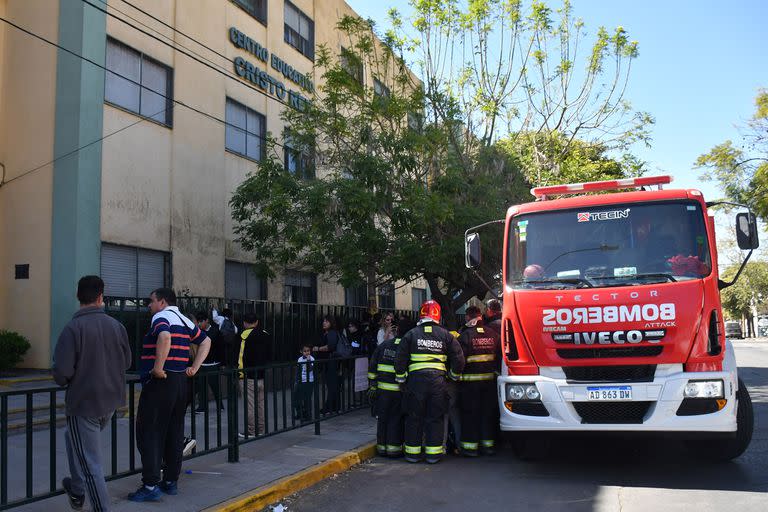 Tres alumnos sufrieron ayer quemaduras durante un experimento de química en una escuela privada de Córdoba