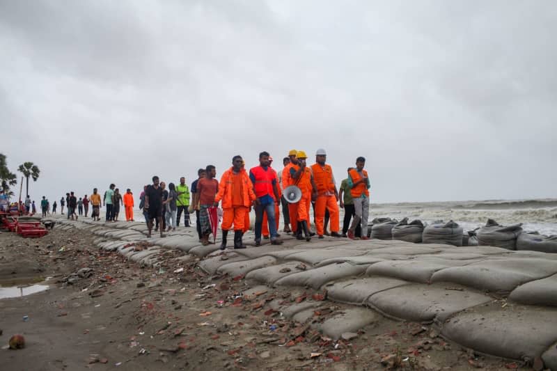 People are being asked to leave by authorities at Kuakata Sea Beach in southern Bangladesh as Cyclone Remal nears. The Met Office has issued a great danger signal 10 for Mongla and Payra ports and nine coastal districts, warning that Cyclone Remal may strike on 26 May afternoon. Abu Sufian Jewel/ZUMA Press Wire/dpa