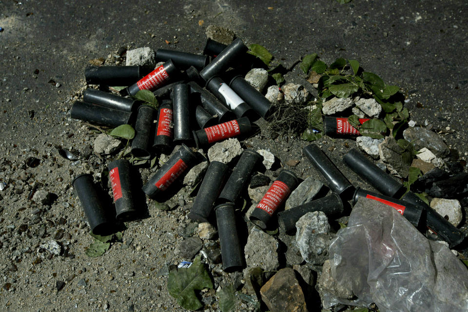 Residentes del barrio San José Del Ávila recolectan envases de gas lanzado por la policía bolivariana el día anterior en Caracas, Venezuela, el martes 22 de enero de 2019. (AP Foto/Fernando Llano)