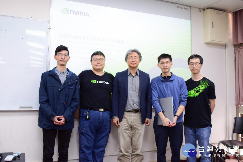 LLM Workshop登場，中原大學副校長洪穎怡(圖中)與NVIDIA四位解決方案架構師合影。