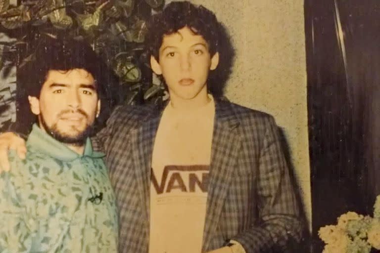 Uno ya se había coronado campeón del mundo, en México '86... y al otro le faltaban varios años para consagrarse en Alemania 2006; el adolescente Marco Materazzi con Diego Maradona